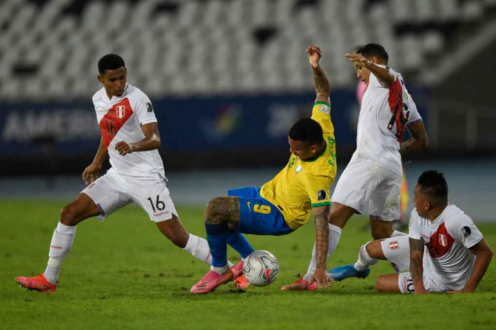 Brasil melanjutkan dominasinya di babak kedua, tetapi lini pertahanan Peru mampu tampil disiplin guna membendung serangan tim tuan rumah.