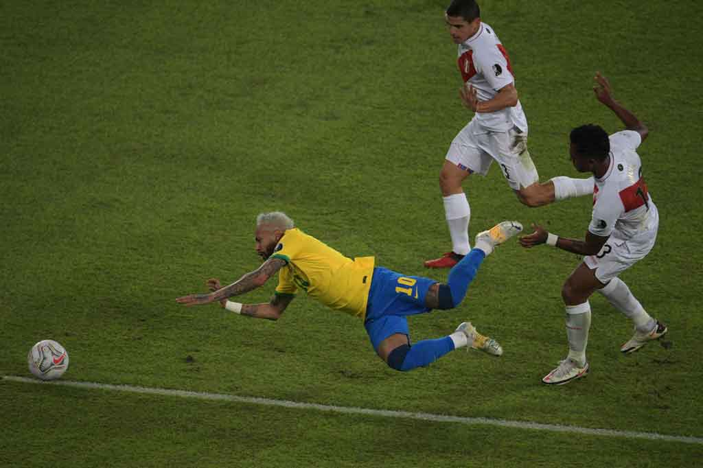 Selecao kemudian mendapat hadiah penalti pada menit ke-61 setelah Neymar terlibat kontak dengan Renato Tapia di kotak terlarang. Namun wasit membatalkan keputusannya usai meninjau kembali pelanggaran tersebut melalui VAR dan menilai Tapia tidak melanggar Neymar.