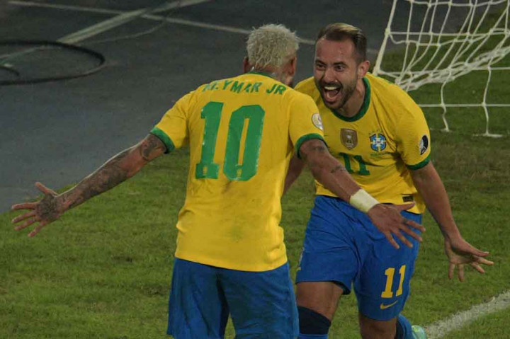 Tuan rumah menambah perbendaharaan gol lagi dua menit sebelum waktu normal berakhir lewat Everton yang menyelesaikan umpan matang Richarlison.