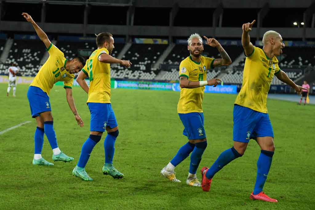 Tidak puas dengan tiga gol, Brasil mencetak gol keempat melalui tendangan jarak dekat Richarlison pada injury time. Skor 4-0 untuk Tim Samba bertahan hingga pertandingan berakhir.
