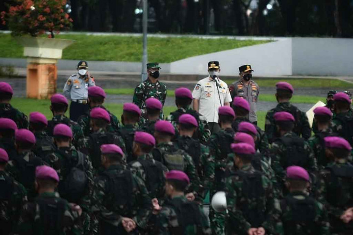 Terkait hal itu, Forum Koordinasi Pimpinan Daerah (Forkopimda) DKI Jakarta mengadakan gelar pasukan dalam rangka pengetatan PPKM Mikro di Lapangan Monas.
