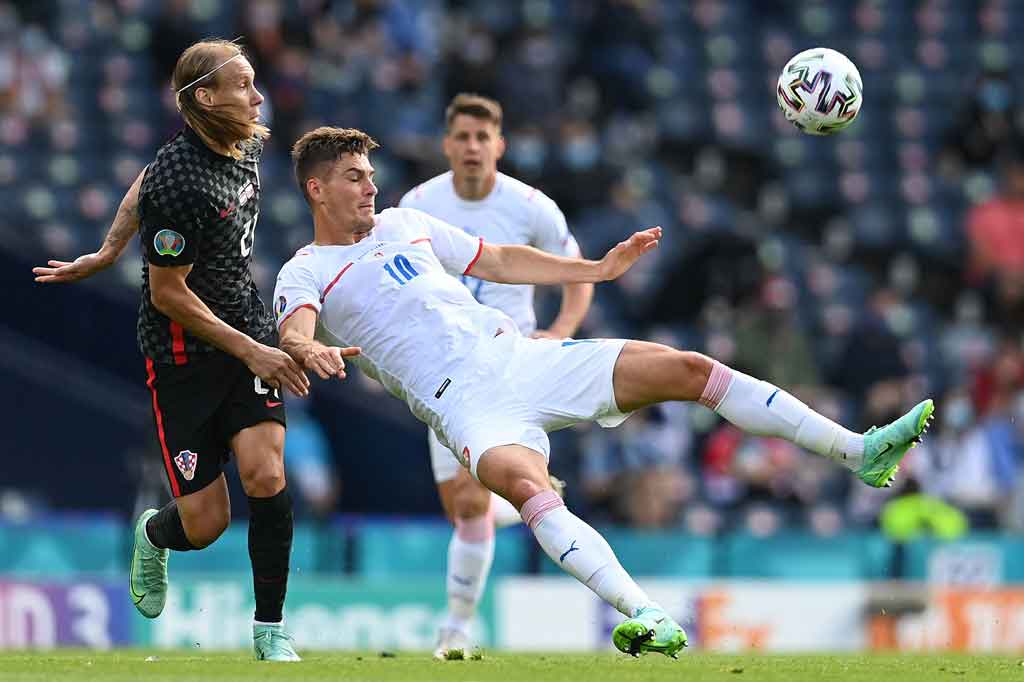 Ceko kembali mengancam pada menit ke-18, kali ini melalui Patrik Schick yang berusaha menyambut umpan tarik Coufal. Sayang tendangannya terlalu lemah dan mudah dijinakkan kiper Dominik Livakovic.