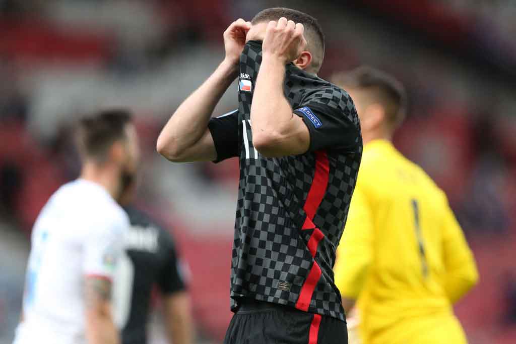 Kroasia langsung memperoleh peluang untuk membalas ketika Ante Rebic lolos dari kawalan di dalam kotak penalti Ceko, tapi penyelesaiannya terlalu melenceng dari sasaran.