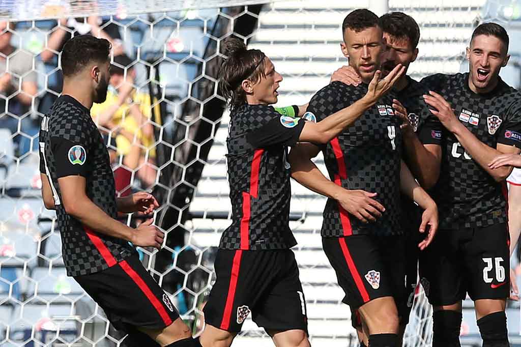 Kroasia mengawali babak kedua dengan baik, dan dua menit selepas sepak lanjut Ivan Perisic mampu menyamakan kedudukan lewat aksi individual menawan menusuk dari sisi kiri sebelum melepaskan tembakan ke area tiang jauh yang tak dapat dijangkau kiper Tomas Vaclik bereaksi. Skor 1-1 bertahan hingga laga usai.
