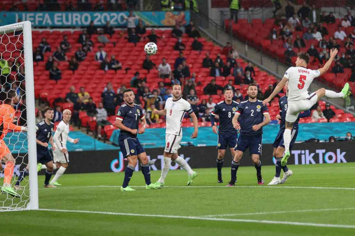 Seperti saat menghadapi Kroasia, Inggris mengawali pertandingan dengan agresif tinggi. Peluang pertama didapat John Stones pada menit ke-11. Sayang bola tandukannya menyambut sepak pojok Mason Mount masih menghantam tiang gawang.