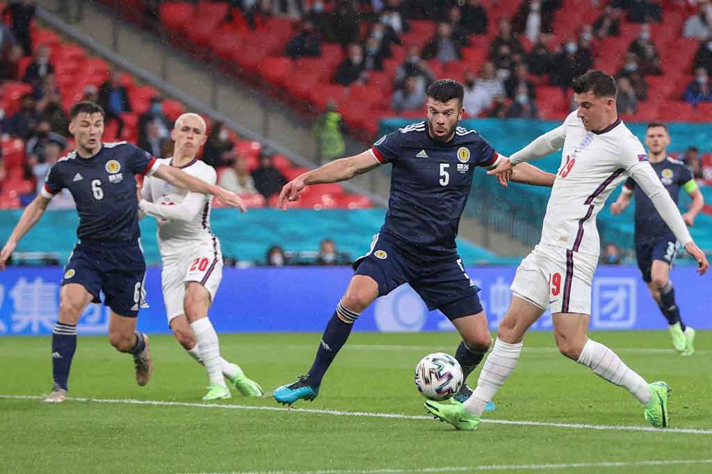 Semenit berselang giliran Mount yang terlalu terburu-buru menyambut umpan tarik Raheem Sterling dan hanya mendapati bola sepakannya bergulir di samping gawang Skotlandia.