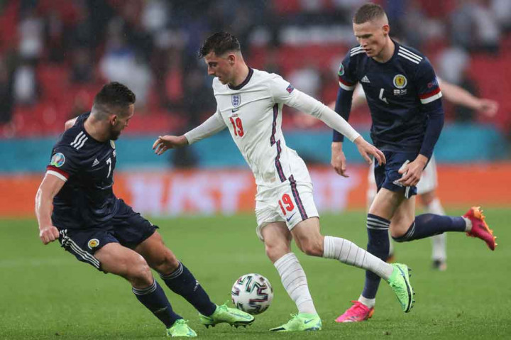 Inggris kemudian kesulitan menembus tebal dan disiplinnya lini pertahanan Skotlandia yang digalang oleh Grant Hanley dan Scott McTominay.