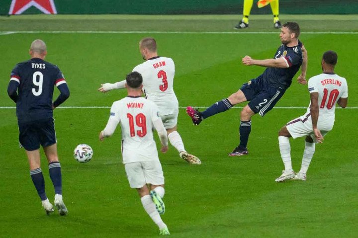 Skotlandia tidak tinggal diam dan sempat melakukan ancaman berbahaya pada menit ke-30 lewat Stephen O'Donnell. Sayang tembakan datarnya dimentahkan oleh kiper Jordan Pickford. Tidak ada gol yang tercipta di babak pertama.