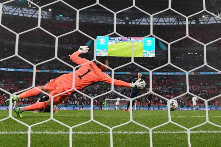 Inggris nyaris memimpin pada menit ke-48 saat Mount melepaskan tembakan spekulasi selepas menerima umpan sodoran dari Luke Shaw, tapi kali ini kiper David Marshall mampu menepis bola.