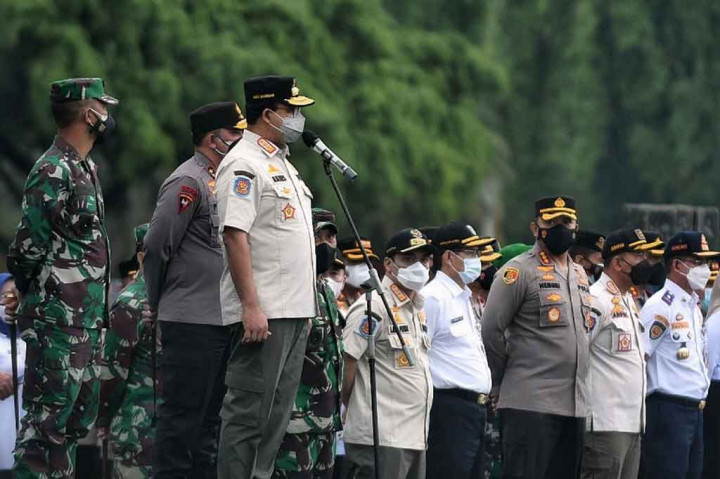 Gubernur DKI Jakarta Anies Baswedan menyatakan, mulai Jumat, 18 Juni 2021 malam penindakan atas berbagai pembatasan kegiatan di Ibu Kota dilakukan tanpa kompromi.