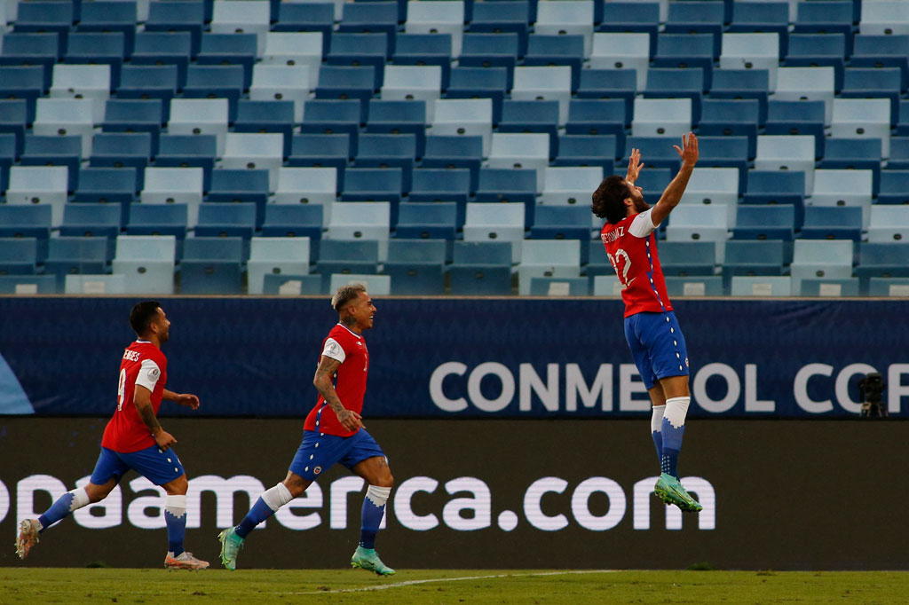 Chile bermain menyerang sejak pertandingan dimulai dan berhasil unggul di menit ke-10. Gol bermula dari serangan cepat dari lini pertahanan. Bola bergerak cepat dan diterima Eduardo Vargas sebelum dioper ke Ben Brereton yang sukses mengoyak gawang kawalan kiper Bolivia, Carlos Lampe. Skor menjadi 1-0.