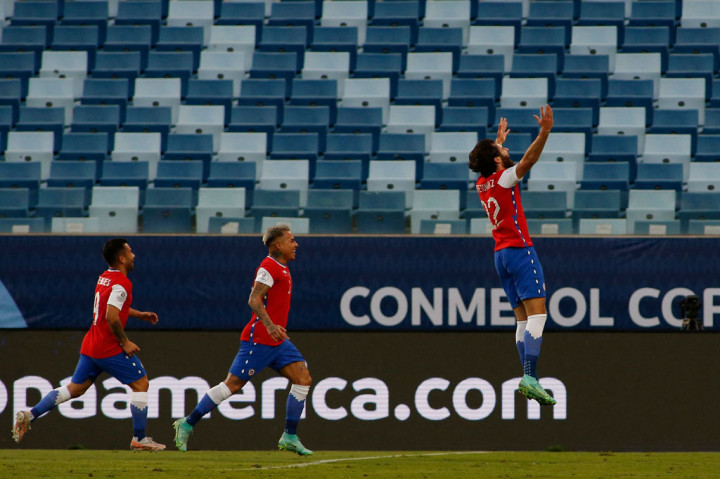 Chile bermain menyerang sejak pertandingan dimulai dan berhasil unggul di menit ke-10. Gol bermula dari serangan cepat dari lini pertahanan. Bola bergerak cepat dan diterima Eduardo Vargas sebelum dioper ke Ben Brereton yang sukses mengoyak gawang kawalan kiper Bolivia, Carlos Lampe. Skor menjadi 1-0.