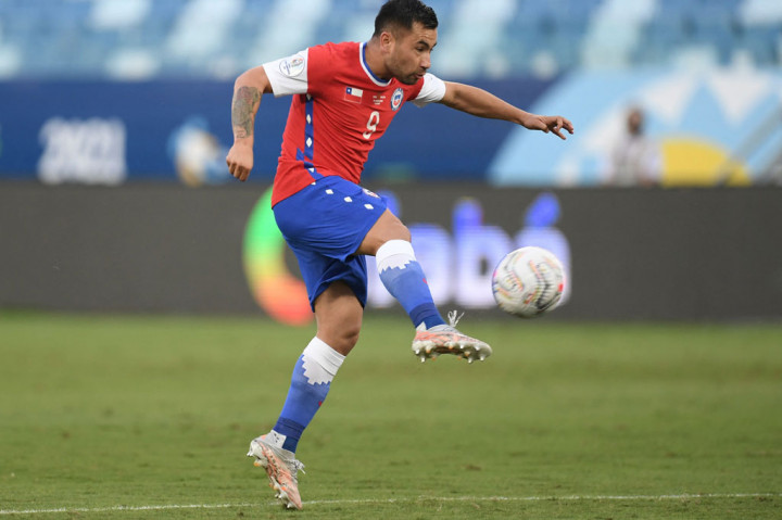 Peluang kembali didapat Chile pada menit ke-17. Sayang sepakan Jean Meneses masih bisa digagalkan Carlos Lampe.