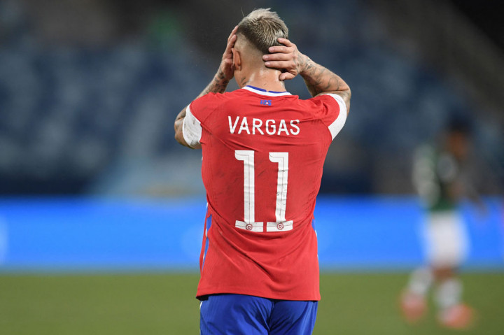 Pada menit ke-36, Chile membuang kesempatan menggandakan kedudukan. Tendangan Vargas yang tinggal berhadapan satu lawan satu dengan kiper masih terlalu tinggi dari gawang Bolivia.