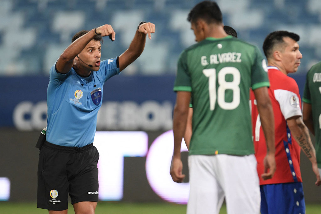 Di masa injury time, Chile sempat membobol gawang Bolivia lewat Eugenio Mena. Namun gol tersebut dianulir wasit karena sang pemain sudah terlebih dahulu berada dalam posisi offside.