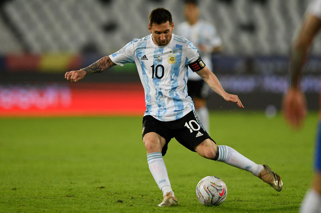 Kedua tim mencoba memainkan serangan cepat setelah babak pertama dimulai. Peluang pertama diciptakan Argentina pada menit ke-7 melalui tendangan kaki kiri Lionel Messi dari luar kotak penalti, tetapi bola masih bisa diselamatkan kiper Uruguay Fernando Musalera.
