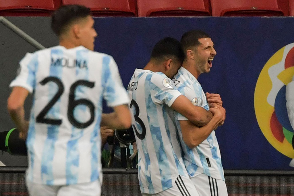 Argentina terus menekan, dan gol pembuka pun tercipta pada menit ke-13. Berawal dari umpan lambung Messi dari sisi kiri ke kotak penalti, bola kemudian disundul oleh Guido Rodriguez ke gawang Uruguay. Skor 1-0 untuk Argentina.