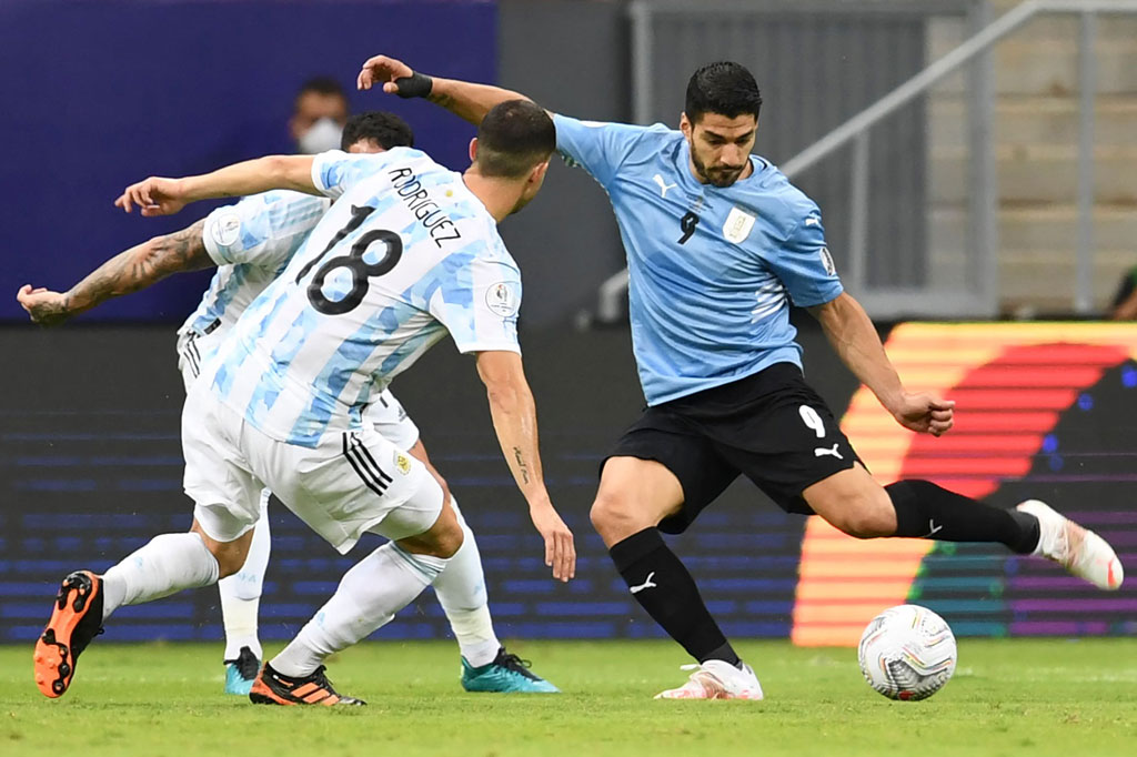 Tertinggal 0-1, Uruguay mencoba membalas, tetapi sejumlah tekanan Argentina memaksa mereka bermain lebih bertahan. Hingga menit ke-23, Uruguay belum bisa keluar dari tekanan. Skuad Oscar Tabarez terus mencari celah dalam lini pertahanan Lionel Messi cs.