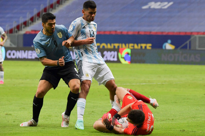 Pada babak kedua, Uruguay berusaha bangkit dengan bermain lebih agresif. Pada menit ke-68, Luis Suarez membuang peluang emas. Mendapat umpan silang dari sisi kiri, Suarez yang tak terkawal di tiang jauh gagal menyambar bola.