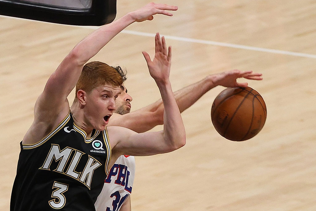 Kevin Huerter finis dengan 17 poin dan 11 rebound, sedangkan Danilo Gallinari menyumbangkan 16 poin dan 11 rebound untuk Atlanta yang berusaha mencapai final Wilayah Timur untuk pertama kalinya sejak 2015.
