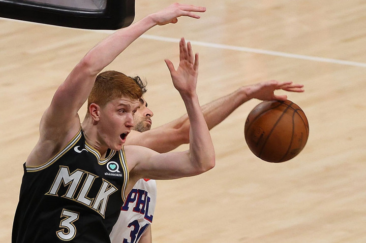 Kevin Huerter finis dengan 17 poin dan 11 rebound, sedangkan Danilo Gallinari menyumbangkan 16 poin dan 11 rebound untuk Atlanta yang berusaha mencapai final Wilayah Timur untuk pertama kalinya sejak 2015.