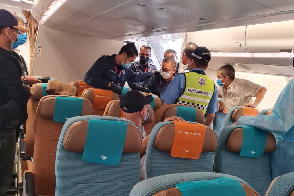Adelin Lis (masker putih, tengah) diterbangkan dengan pesawat komersial Garuda Indonesia. Buron Kejaksaan Agung (Kejagung) dalam kasus pembalakan liar tersebut diperkirakan tiba di Jakarta pada pukul 19.40 WIB.