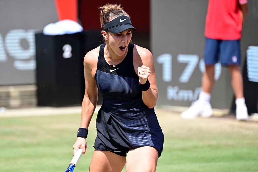 Petenis Swiss Belinda Bencic melakukan selebrasi usai mengakhiri laju Alize Cornet sekaligus maju ke final lapangan rumput WTA Berlin pada Sabtu, 19 Juni 2021.