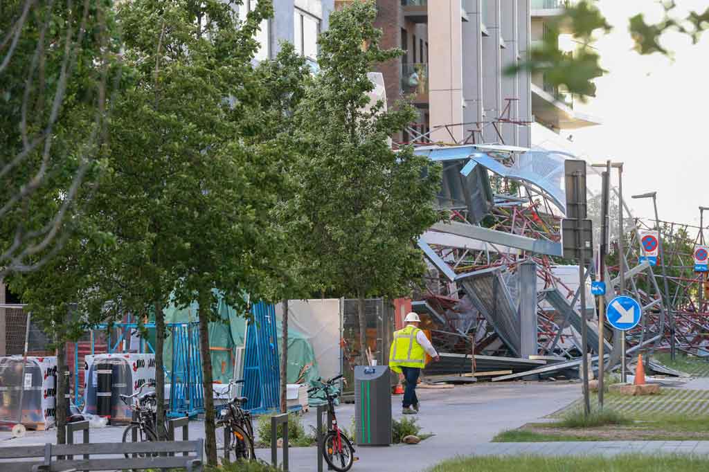 
Polisi kepada media setempat menyatakan bahwa dua dari korban meninggal berasal dari Portugal dan Rumania. 

Sementara kewarganegaraan pekerja ketiga yang meninggal belum jelas. Sembilan lainnya terluka dalam insiden yang terjadi pada Jumat, 18 Juni 2021 sore tersebut.