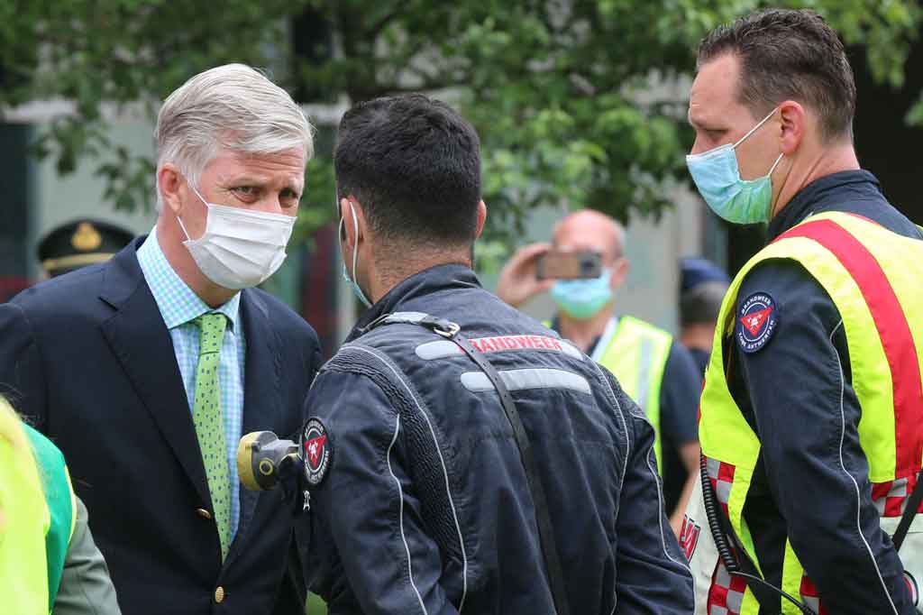 Raja Philippe dari Belgia mengunjungi tempat kejadian pada hari Sabtu. 