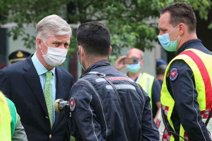 Raja Philippe dari Belgia mengunjungi tempat kejadian pada hari Sabtu. 