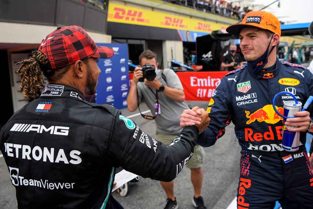 Sementara itu juara bertahan Lewis Hamilton (Mercedes) berada di urutan kedua.