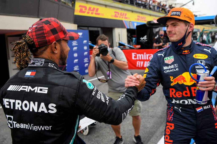 Sementara itu juara bertahan Lewis Hamilton (Mercedes) berada di urutan kedua.