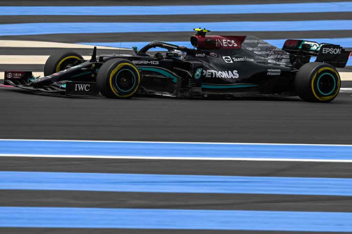 Pembalap Mercedes Valtteri Bottas akan memulai balapan di baris kedua bersama rekan setim Verstappen, Sergio Perez.