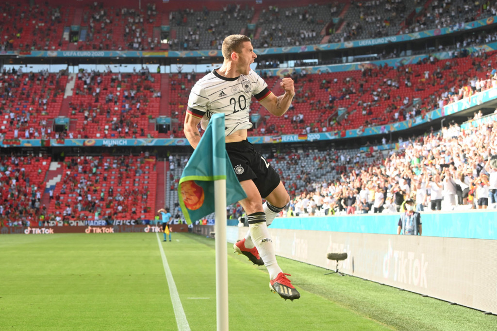 Robin Gosens melakukan selebrasi usai mencetak gol ke gawang Timnas Portugal.