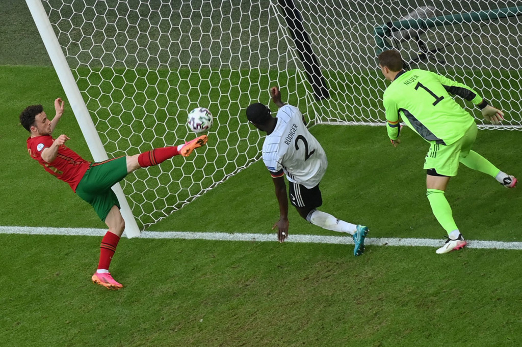 Diogo Jota saat mencetak gol ke gawang Timnas Jerman.