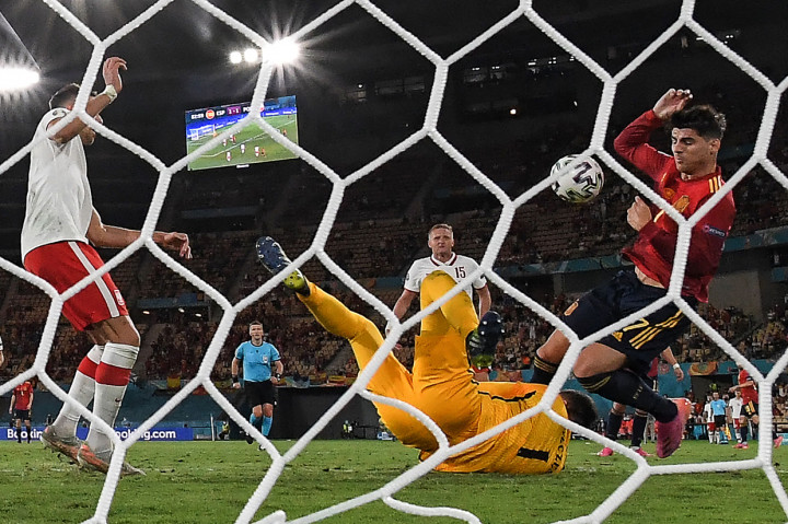 Spanyol yang tampil mendominasi sejak babak pertama unggul terlebih dahulu pada menit ke-25 berkat gol Alvaro Morata.