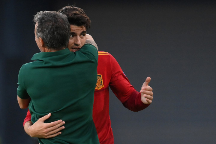 Alvaro Morata dan pelatih Luis Enrique melakukan selebrasi usai mencetak gol ke gawang Polandia.