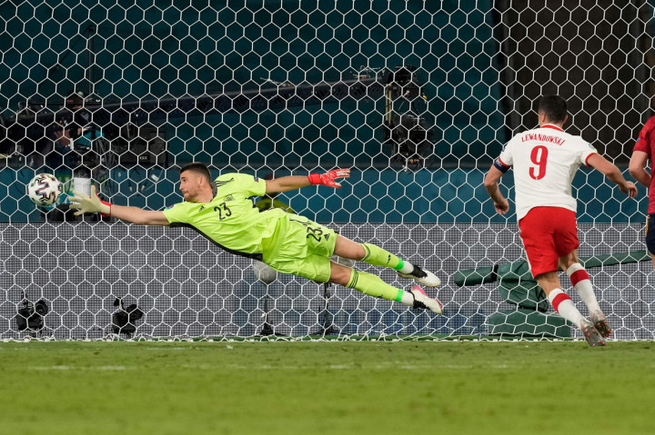 Robert Lewandowski kemudian muncul sebagai penyelamat Polandia dengan mencetak gol penyeimbang pada menit ke-54. 