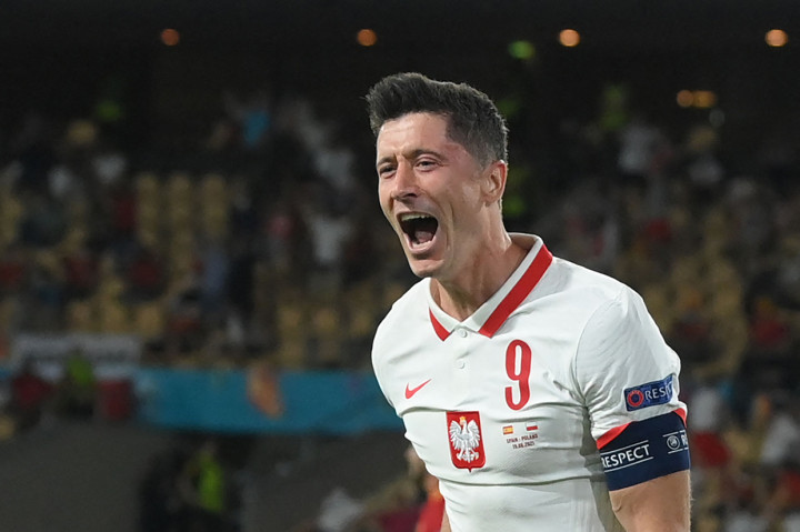 Robert Lewandowski melakukan selebrasi usai mencetak gol ke gawang Spanyol.