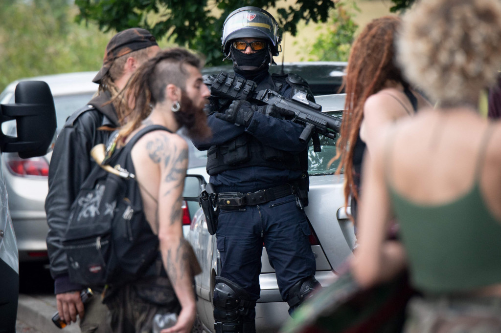Bentrok itu terjadi saat sekitar 400 petugas polisi bergerak untuk membubarkan pesta. Pesta itu melanggar jam malam pada Jumat malam, pukul 23.00 waktu setempat di arena balap dekat Redon di Brittany.