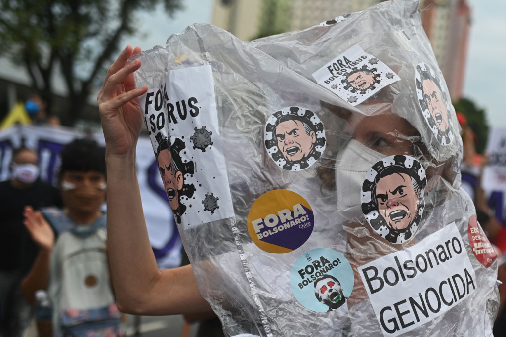 Ribuan orang berkumpul di pusat kota Rio de Janeiro mengibarkan poster-poster menyinggung Bolsonaro.