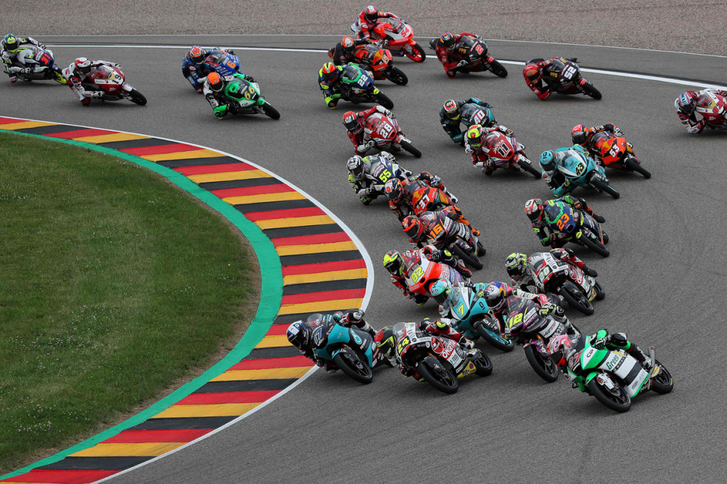 Pembalap asal Spanyol itu menuntaskan balapan 27 lap dengan catatan waktu 39 menit 38,791 detik.