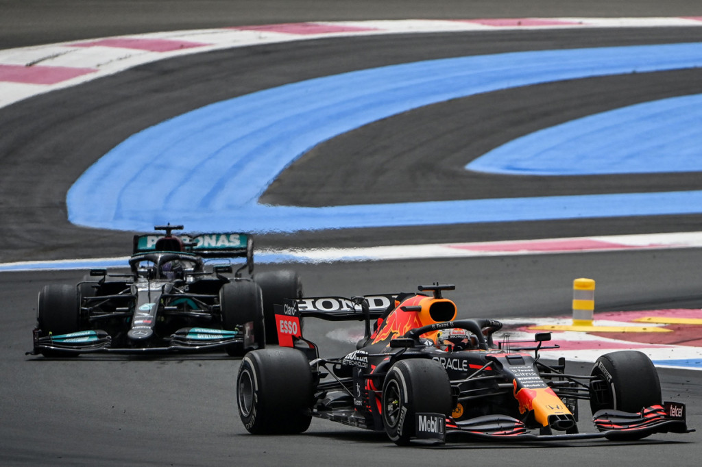 Pada lap-lap terakhir Hamilton disalip oleh rival terberatnya musim ini, Max Verstappen.