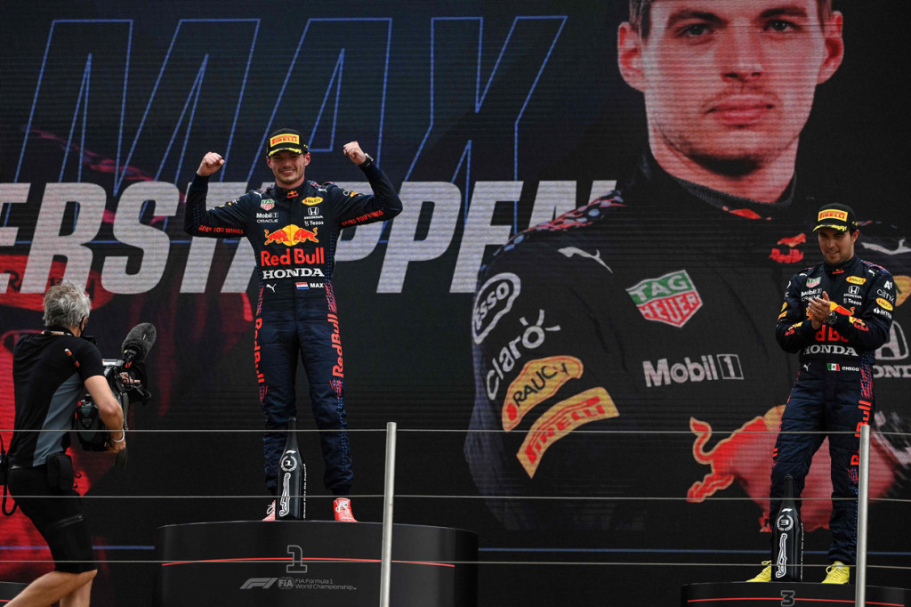 Max Verstappen finis di depan Lewis Hamilton (Mercedes) dan koleganya di Red Bull, Sergio Perez.
