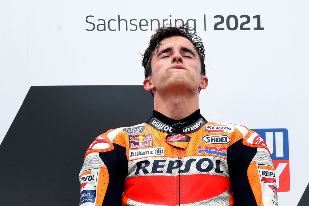 Marc Marquez tidak bisa menyembunyikan emosinya selepas balapan. Juara dunia delapan kali itu terlihat menahan air mata ketika diwawancara pihak MotoGP.