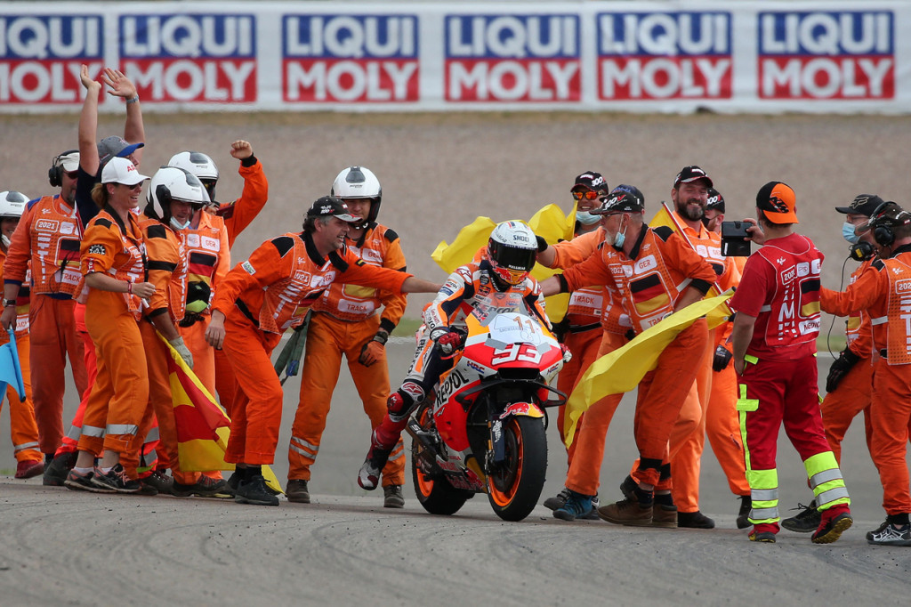 Pembalap Repsol Honda Marc Marquez akhirnya meraih podium kembali setelah absen naik podium di 21 seri. Kemenangan di Sachsenring begitu emosional bagi The Baby Alien.