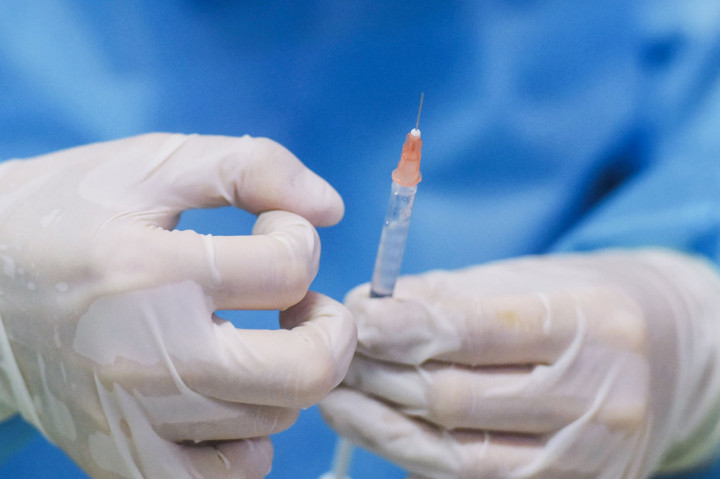 Jumlah itu lebih sepertiga dari dosis yang diberikan di seluruh dunia sebesar 2,5 miliar.