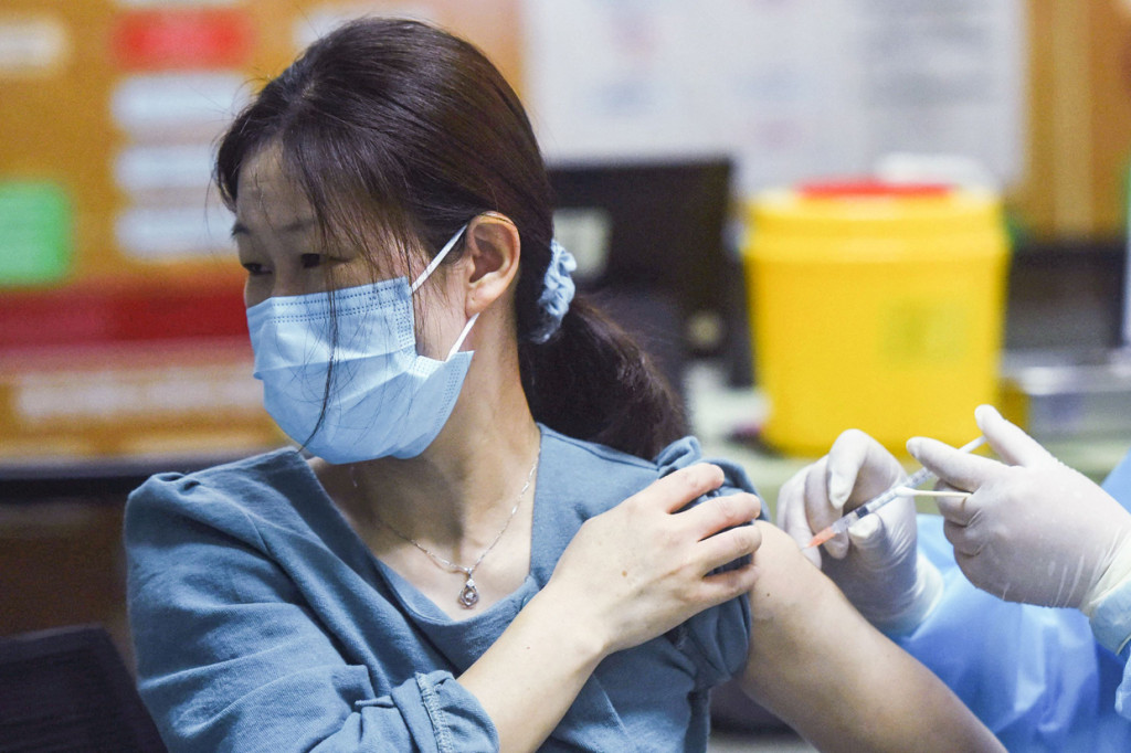 Komisi Kesehatan Nasional China mengatakan sebanyak 1.010.489.000 dosis telah diberikan hingga Sabtu, 19 Juni 2021, waktu setempat.