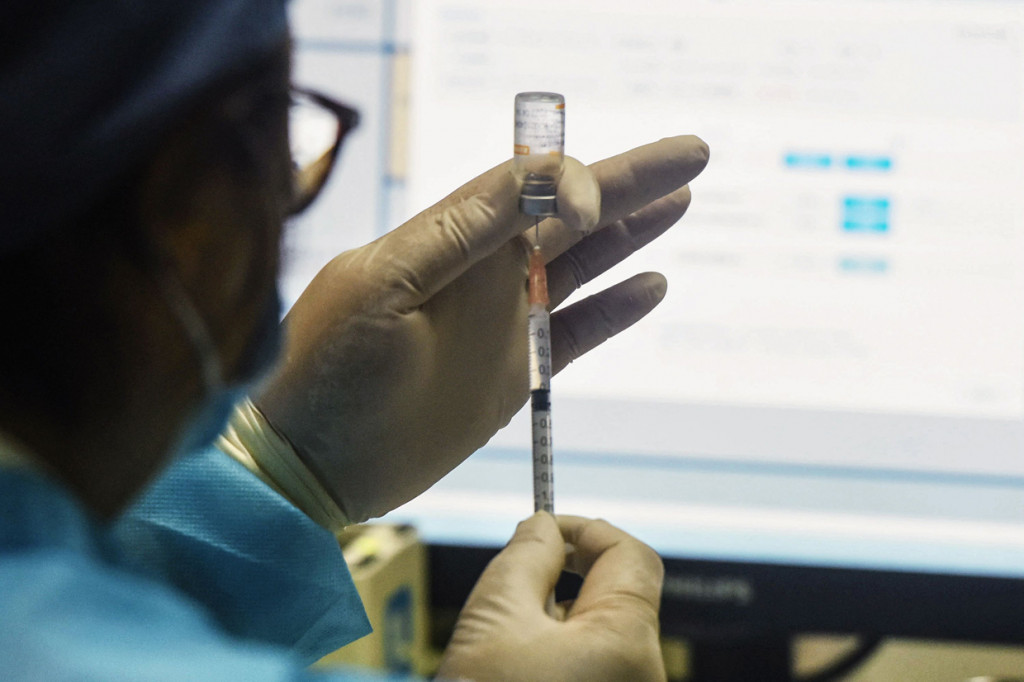 Angka total 1 miliar dosis vaksin ini tergolong luar biasa mengingat peluncuran vaksinasi korona di Tiongkok mengalami awal yang sedikit terhambat.