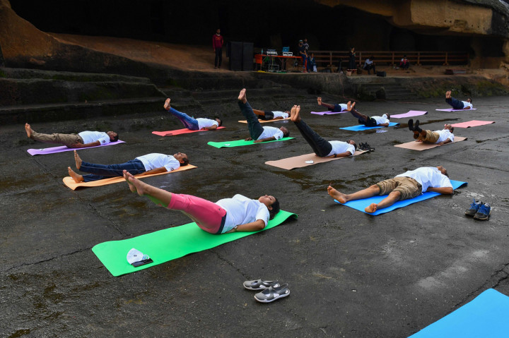 Orang-orang mengikuti sesi yoga di Gua Kanheri di pinggiran Mumbai pada 21 Juni 2021, untuk menandai Hari Yoga Internasional.